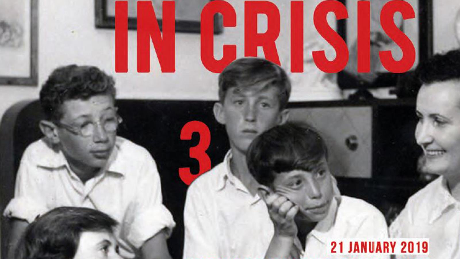 Schwarz-Wei?-Bild von mehreren Kindern, die zusammensitzen. Darauf in rot die Schrift "Children in Crisis".