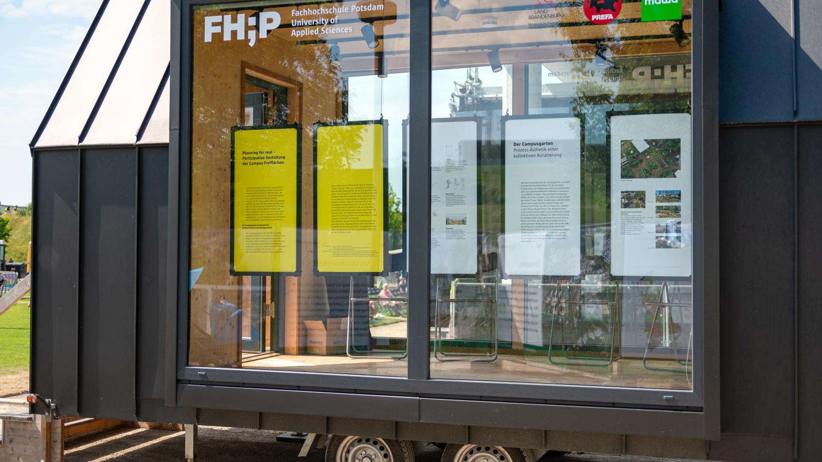 Das FHP Mobil pr?sentiert das Projekt "Planning for real" bei DREISSIG!, dem Fest zum Jubil?um des drei?igj?hrigen Bestehens des Stadtteils Potsdam Bornstedt im Volkspark Potsdam
