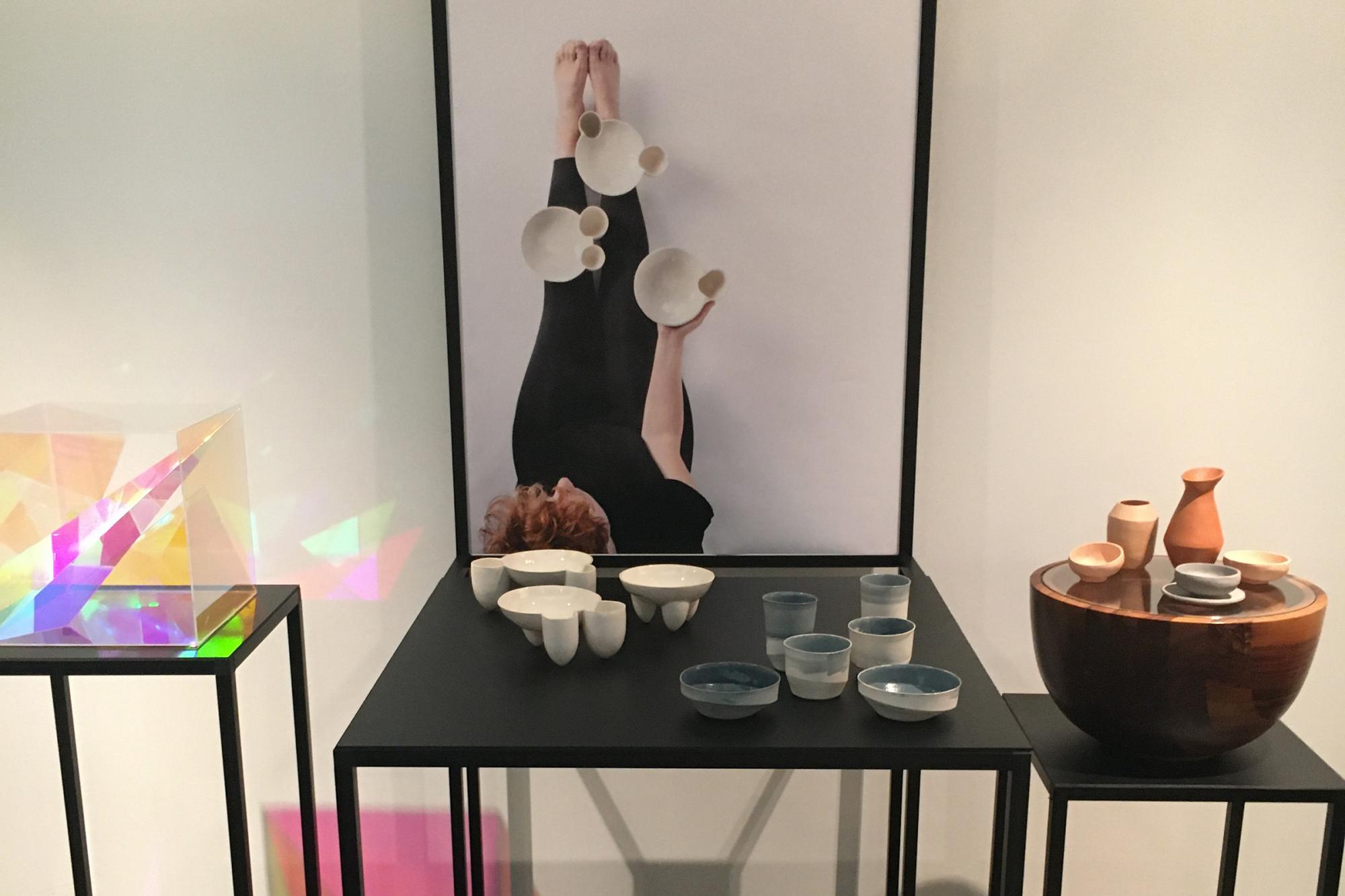 Tisch mit Keramikgef??en und Poster von Maike Panz