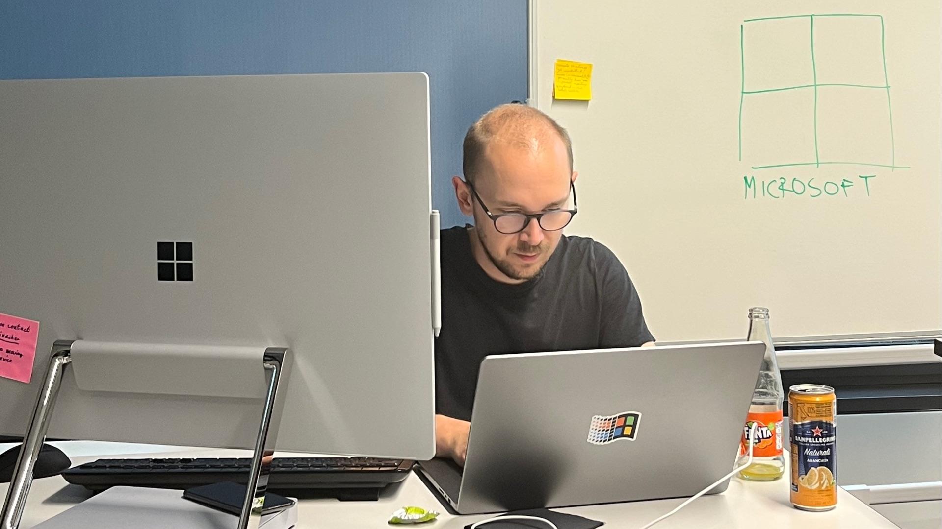 Philipp Steinacher in seinem Bro bei Microsoft