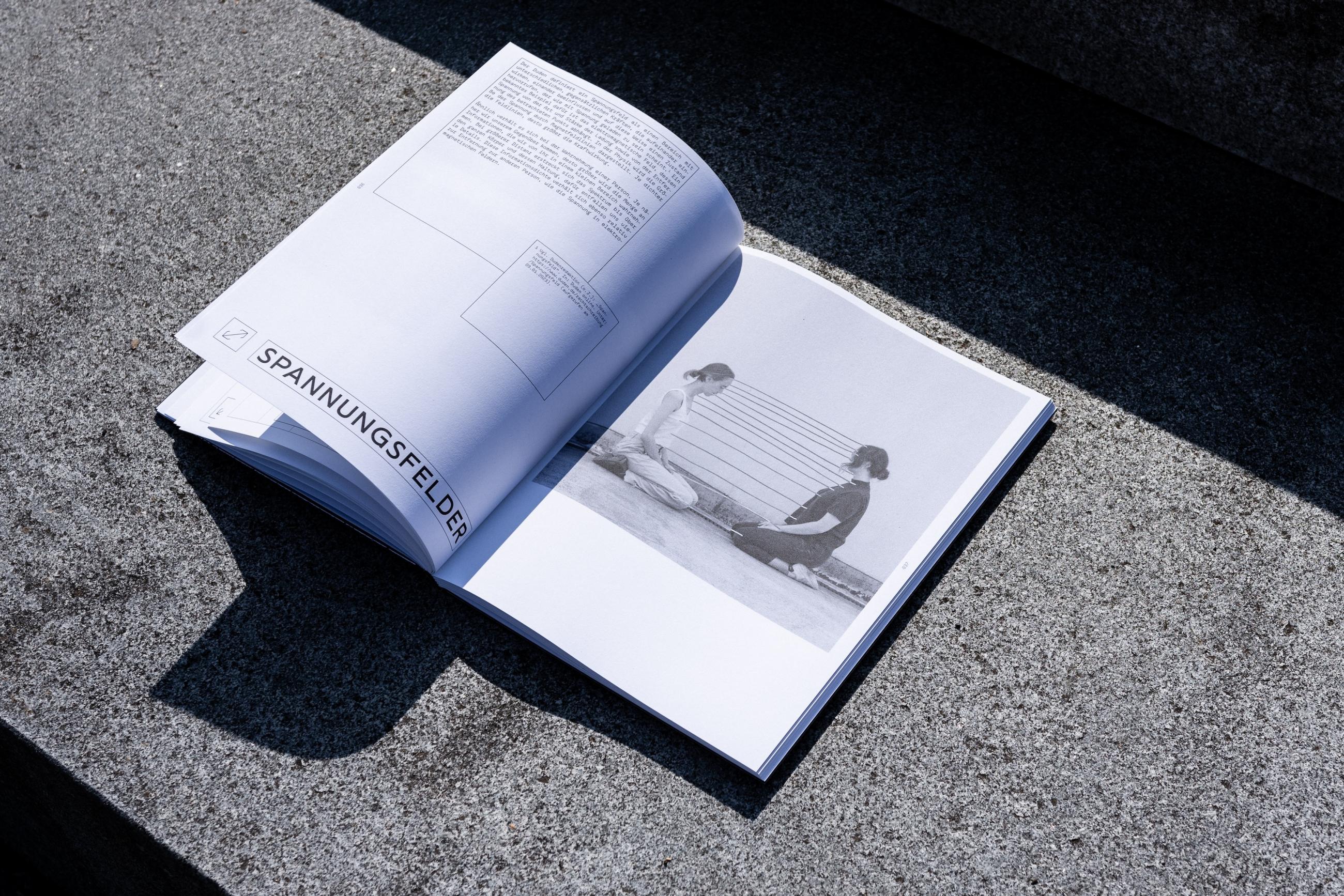 ein aufgeschlagenes Buch mit einem schwarz-wei? Foto von zwei Personen, Text und dem Titel ?Spannungsfelder